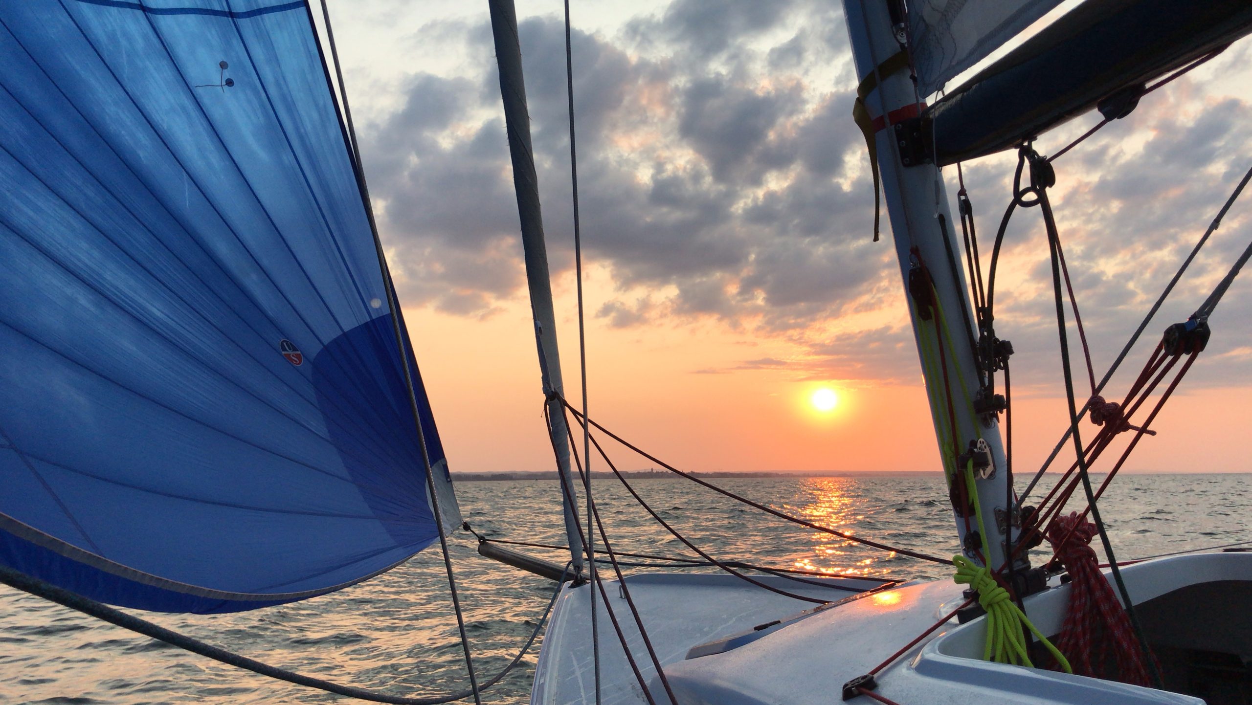 Segelboot bei Sonnenuntergang auf dem Wasser